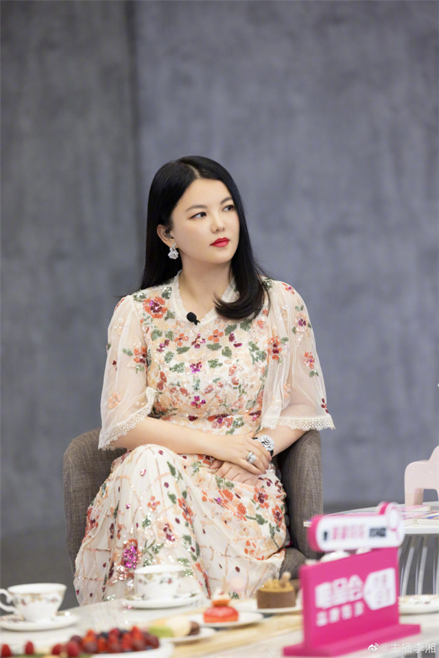 李湘参加最新综艺，变化中的自信与成就感展现